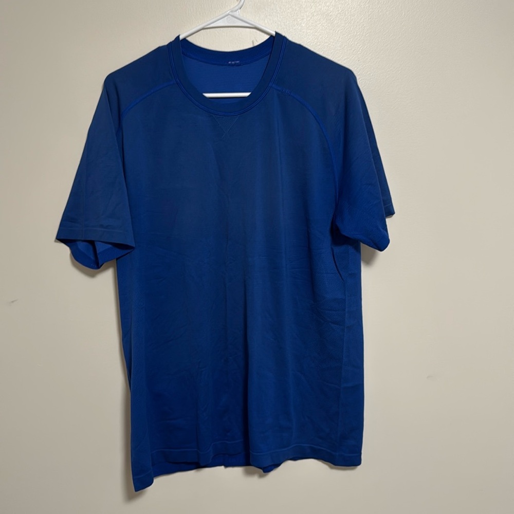 LULULEMON T-SHIRT